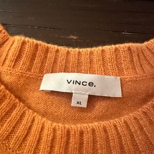 VINCE 100% cashmere sweater with ribbed detailing on arms